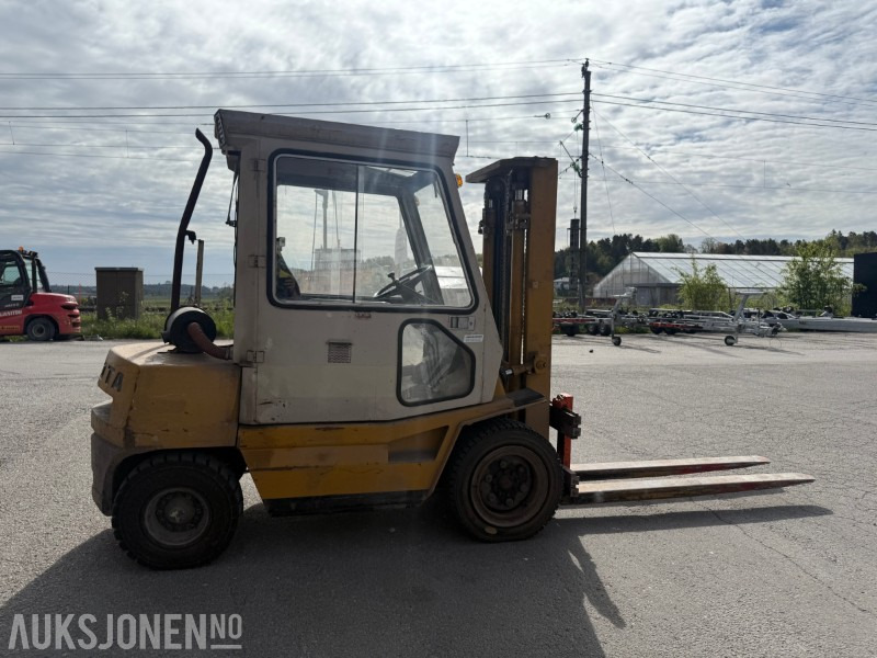 1986 Toyota 3FD-30 truck med sideforskyver - معدات المناولة: صورة 4 1986 Toyota 3FD-30 truck med sideforskyver - معدات المناولة: صورة 4
