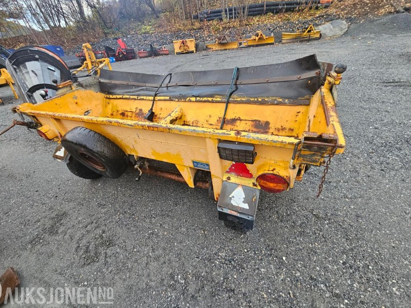 1991 Falköping Sandstrøer / Slepestrøer med hjul - Slepefeste - Type B10LU - 1 m3 - الآلات الزراعية: صورة 2 1991 Falköping Sandstrøer / Slepestrøer med hjul - Slepefeste - Type B10LU - 1 m3 - الآلات الزراعية: صورة 2