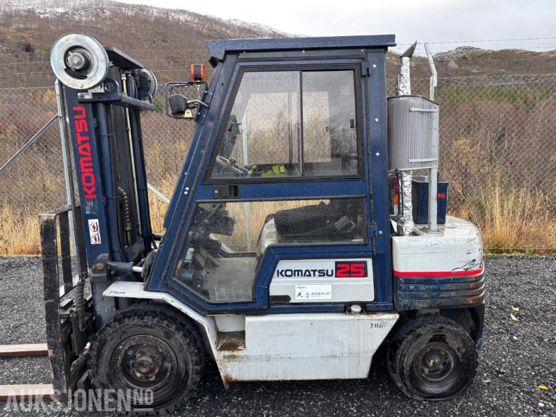 1993 Komatsu FD25T-11E dieseltruck - معدات المناولة: صورة 3 1993 Komatsu FD25T-11E dieseltruck - معدات المناولة: صورة 3