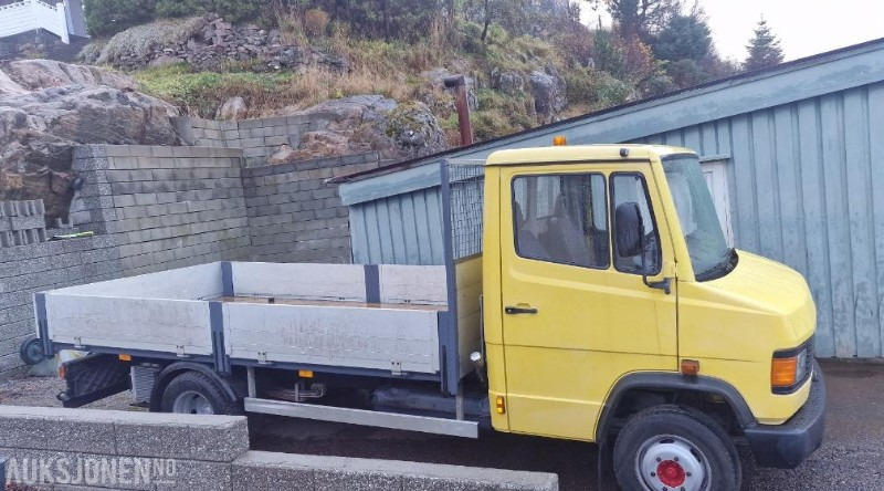 1994 Mercedes-Benz vario 611D lav km stand 9000km med kran - شاحنات مسطحة: صورة 3 1994 Mercedes-Benz vario 611D lav km stand 9000km med kran - شاحنات مسطحة: صورة 3