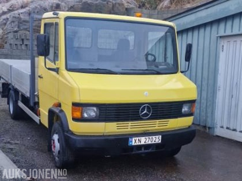 1994 Mercedes-Benz vario 611D lav km stand 9000km med kran - شاحنات مسطحة: صورة 2 1994 Mercedes-Benz vario 611D lav km stand 9000km med kran - شاحنات مسطحة: صورة 2