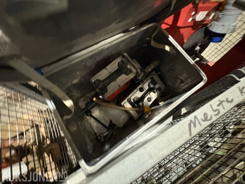 1996 Hilti D-LP 15 hydraulisk kraftstasjon - معدات البناء: صورة 4 1996 Hilti D-LP 15 hydraulisk kraftstasjon - معدات البناء: صورة 4