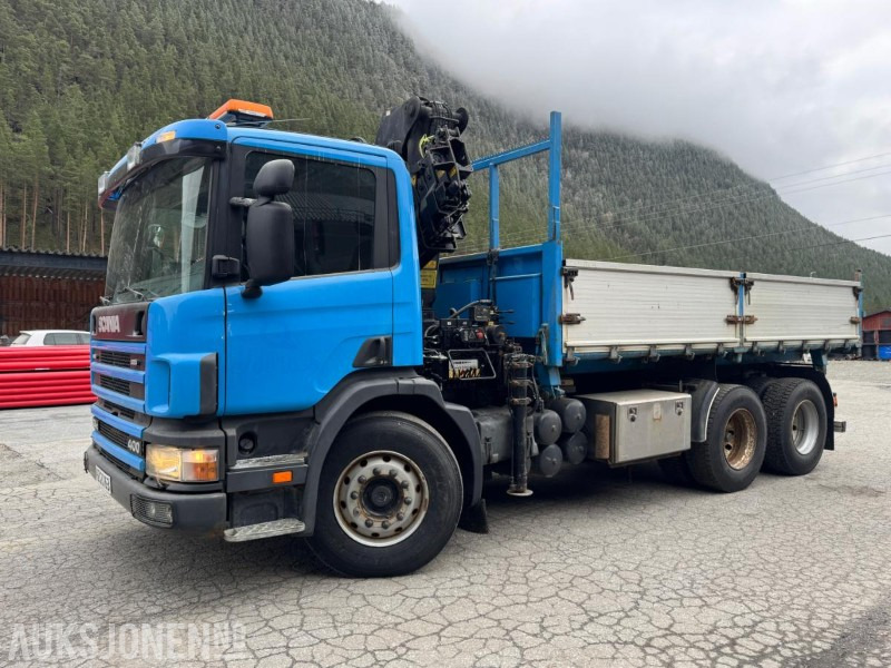 1997 Scania P124 400 kranbil med 3-veis tipp og klype - شاحنة كرين: صورة 1 1997 Scania P124 400 kranbil med 3-veis tipp og klype - شاحنة كرين: صورة 1