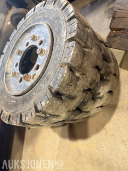 2000 Andre Super Elastic truckdekk – 4 stk - معدات المناولة: صورة 2 2000 Andre Super Elastic truckdekk – 4 stk - معدات المناولة: صورة 2