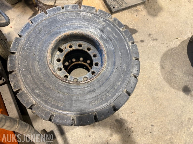 2000 Andre Super Elastic truckdekk – 4 stk - معدات المناولة: صورة 3 2000 Andre Super Elastic truckdekk – 4 stk - معدات المناولة: صورة 3