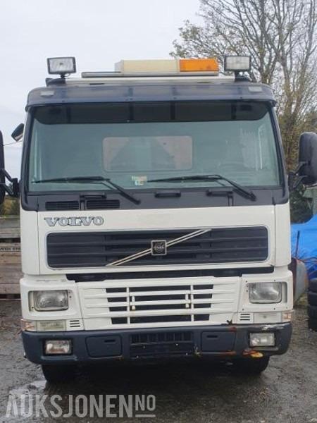 2000 Volvo FM-12 MED KASSE OG MASKINFLAK - شاحنة ذات خطاف: صورة 2 2000 Volvo FM-12 MED KASSE OG MASKINFLAK - شاحنة ذات خطاف: صورة 2