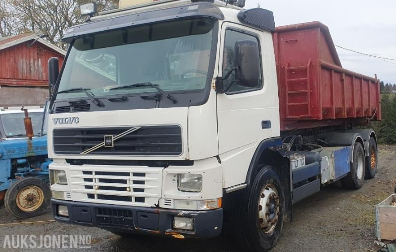 2000 Volvo FM-12 MED KASSE OG MASKINFLAK - شاحنة ذات خطاف: صورة 1 2000 Volvo FM-12 MED KASSE OG MASKINFLAK - شاحنة ذات خطاف: صورة 1