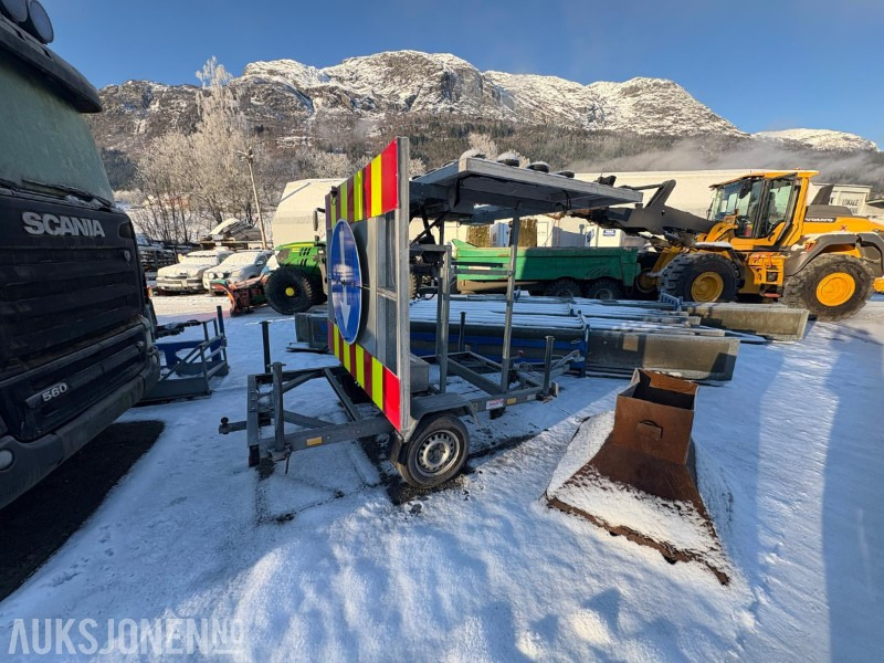 2001 Skilthenger - motorveisperrevogn - Varslingstilhenger – WIMED, produsert 2001 - معدات البناء: صورة 2 2001 Skilthenger - motorveisperrevogn - Varslingstilhenger – WIMED, produsert 2001 - معدات البناء: صورة 2