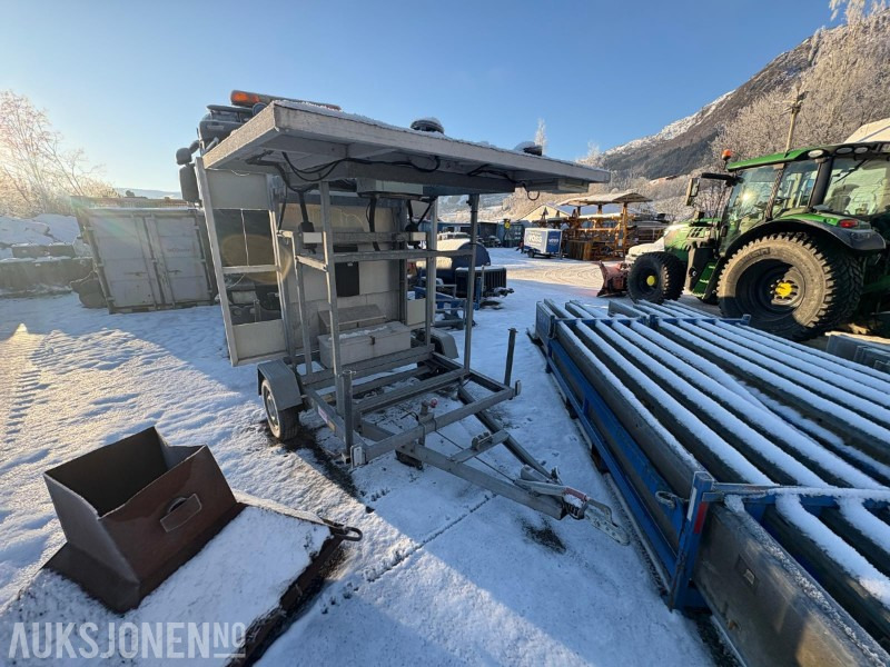 2001 Skilthenger - motorveisperrevogn - Varslingstilhenger – WIMED, produsert 2001 - معدات البناء: صورة 5 2001 Skilthenger - motorveisperrevogn - Varslingstilhenger – WIMED, produsert 2001 - معدات البناء: صورة 5