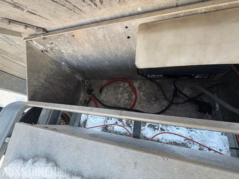 2001 Skilthenger - motorveisperrevogn - Varslingstilhenger – WIMED, produsert 2001 - معدات البناء: صورة 4 2001 Skilthenger - motorveisperrevogn - Varslingstilhenger – WIMED, produsert 2001 - معدات البناء: صورة 4