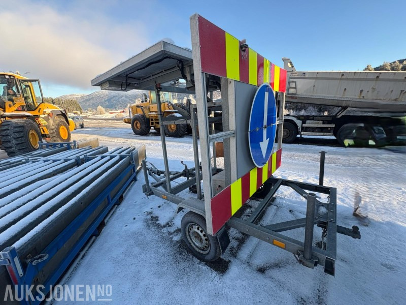 2001 Skilthenger - motorveisperrevogn - Varslingstilhenger – WIMED, produsert 2001 - معدات البناء: صورة 1 2001 Skilthenger - motorveisperrevogn - Varslingstilhenger – WIMED, produsert 2001 - معدات البناء: صورة 1