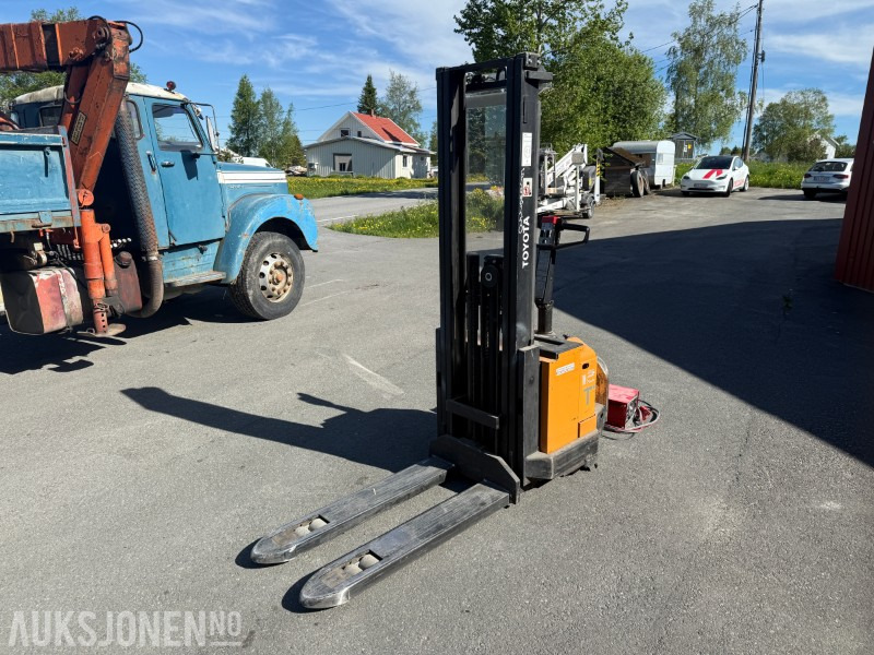 2001 Toyota SM12 F/1 Pallestabler med Batterilader STC 24/40 - معدات المناولة: صورة 5 2001 Toyota SM12 F/1 Pallestabler med Batterilader STC 24/40 - معدات المناولة: صورة 5