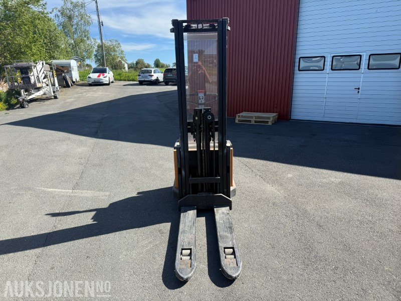2001 Toyota SM12 F/1 Pallestabler med Batterilader STC 24/40 - معدات المناولة: صورة 3 2001 Toyota SM12 F/1 Pallestabler med Batterilader STC 24/40 - معدات المناولة: صورة 3
