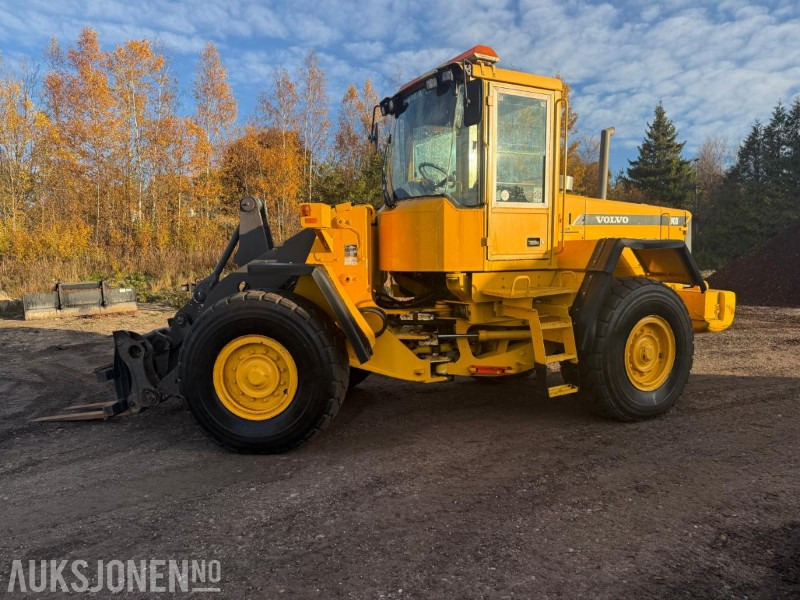 2001 Volvo L90D HJULLASTER SERVICEHISTORIKK 3.FUNKSJON PALLEGAFFEL 12716 TIMER. - اللودر بعجل: صورة 1 2001 Volvo L90D HJULLASTER SERVICEHISTORIKK 3.FUNKSJON PALLEGAFFEL 12716 TIMER. - اللودر بعجل: صورة 1