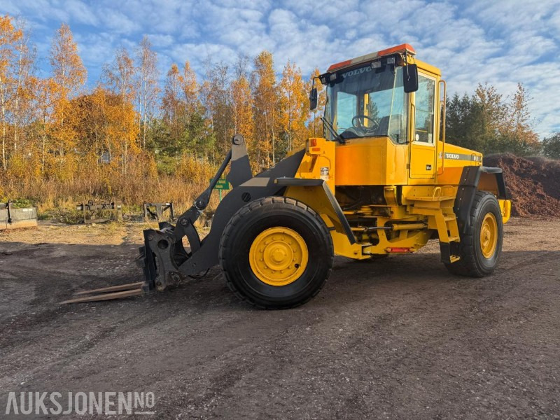 2001 Volvo L90D HJULLASTER SERVICEHISTORIKK 3.FUNKSJON PALLEGAFFEL 12716 TIMER. - اللودر بعجل: صورة 3 2001 Volvo L90D HJULLASTER SERVICEHISTORIKK 3.FUNKSJON PALLEGAFFEL 12716 TIMER. - اللودر بعجل: صورة 3