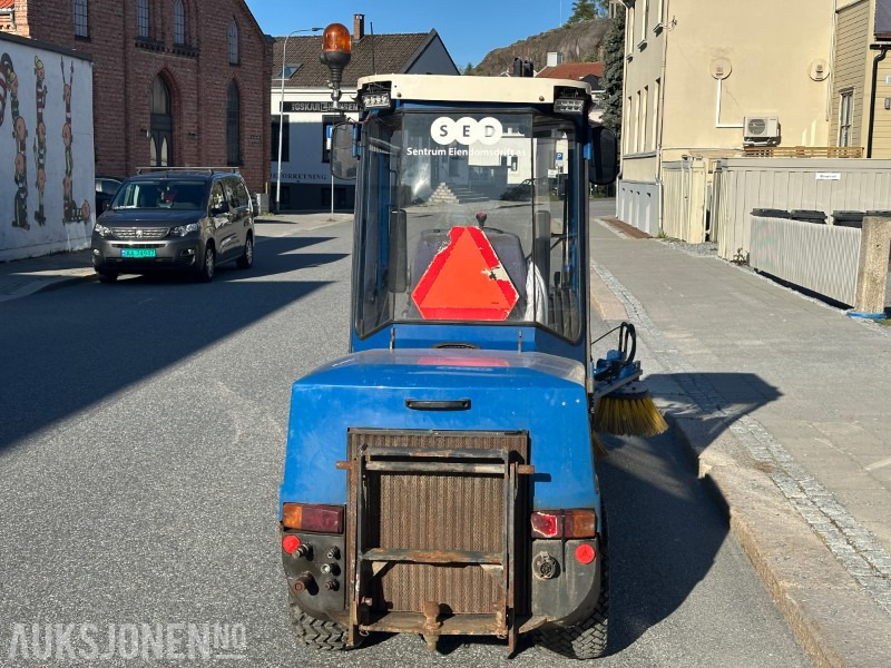 2004 Vitra City 2037 - Redskapsbærer - Feiemaskin - Snøskjær - Strøkasse - معدات البناء: صورة 4 2004 Vitra City 2037 - Redskapsbærer - Feiemaskin - Snøskjær - Strøkasse - معدات البناء: صورة 4