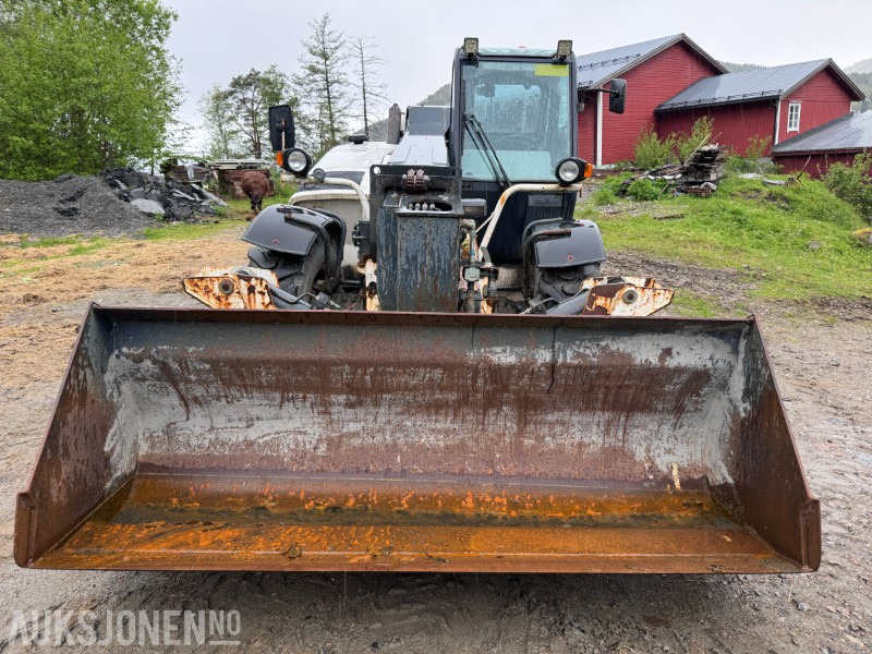 2005 Bobcat T35120SL Teleskoptruck / Teleskoplaster - 4x4x4 - avvatringssylinder - Støttelabber - Hydraulisk redskapslås - Jibb - Skuffe - 2 stk pallegafler - رافعة تلسكوبية: صورة 2 2005 Bobcat T35120SL Teleskoptruck / Teleskoplaster - 4x4x4 - avvatringssylinder - Støttelabber - Hydraulisk redskapslås - Jibb - Skuffe - 2 stk pallegafler - رافعة تلسكوبية: صورة 2