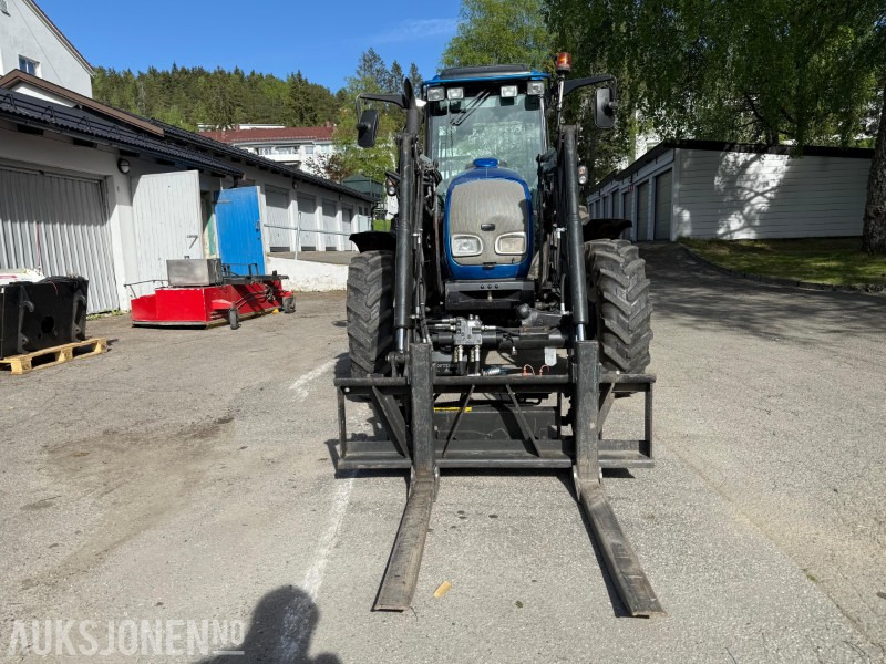 2005 Valtra A85 traktor med frontlaster, snøfres, snøskjær, gafler, skuffe, gruskasse og feieaggregat - جرار: صورة 2 2005 Valtra A85 traktor med frontlaster, snøfres, snøskjær, gafler, skuffe, gruskasse og feieaggregat - جرار: صورة 2