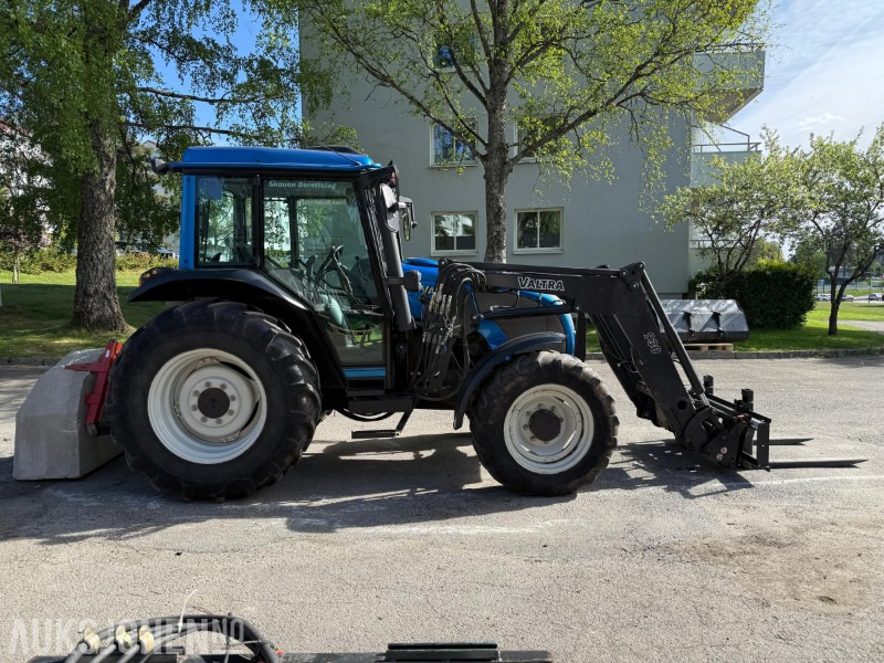 2005 Valtra A85 traktor med frontlaster, snøfres, snøskjær, gafler, skuffe, gruskasse og feieaggregat - جرار: صورة 4 2005 Valtra A85 traktor med frontlaster, snøfres, snøskjær, gafler, skuffe, gruskasse og feieaggregat - جرار: صورة 4