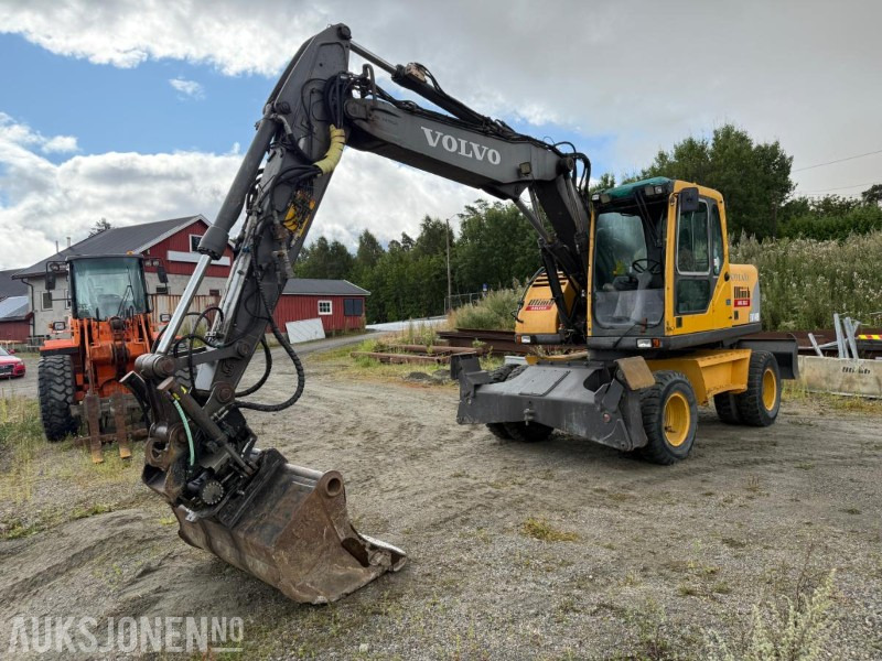 2006 Volvo EW140B Hjulgraver m/pallegaffel og skuff - Steelwrist tiltrotator. - حفارة: صورة 1 2006 Volvo EW140B Hjulgraver m/pallegaffel og skuff - Steelwrist tiltrotator. - حفارة: صورة 1