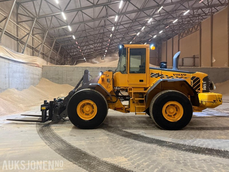 2006 Volvo L120E HJULLASTER M/STOR SNØSKUFF SENTRALSMØRING 3.FUNKSJON. - اللودر بعجل: صورة 1 2006 Volvo L120E HJULLASTER M/STOR SNØSKUFF SENTRALSMØRING 3.FUNKSJON. - اللودر بعجل: صورة 1