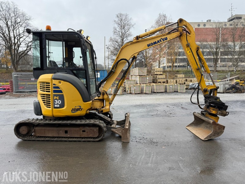 2007 Komatsu PC30 MR-2 minigraver med Engcon tiltrotator, lys, 1 skuffe, gummibelter, skjær - حفارة مُصَّغرة: صورة 4 2007 Komatsu PC30 MR-2 minigraver med Engcon tiltrotator, lys, 1 skuffe, gummibelter, skjær - حفارة مُصَّغرة: صورة 4