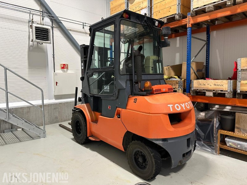 2008 Toyota 7FD40 gaffeltruck m/ Meyer gaffelspreder – 4,5 tonn kapasitet - معدات المناولة: صورة 2 2008 Toyota 7FD40 gaffeltruck m/ Meyer gaffelspreder – 4,5 tonn kapasitet - معدات المناولة: صورة 2