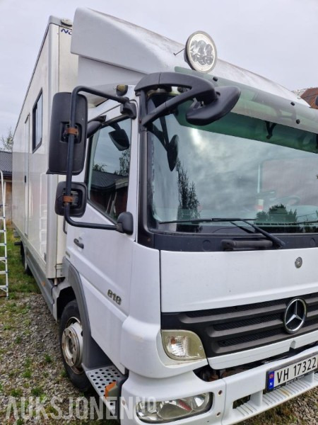 2009 Mercedes-Benz ATEGO 818L todelt skap Bodel Hengerfeste - شاحنة مقفلة: صورة 2 2009 Mercedes-Benz ATEGO 818L todelt skap Bodel Hengerfeste - شاحنة مقفلة: صورة 2