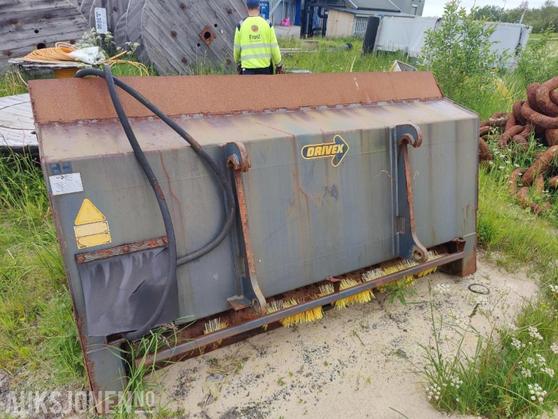 2010 DRIVEX Sandspredeskuffe med BM feste - ملحق - آلات البناء: صورة 1 2010 DRIVEX Sandspredeskuffe med BM feste - ملحق - آلات البناء: صورة 1