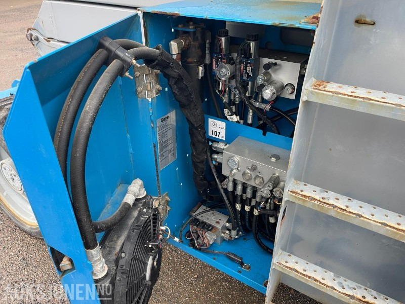 معدات الوصول 2011 Genie GS 4390 Sakselift, 1698 timer: صورة 6