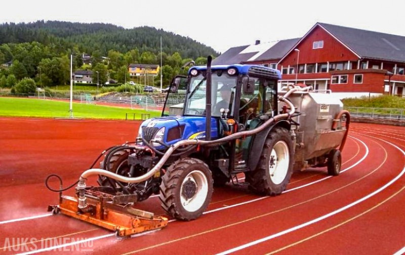 2011 New Holland T4050 - Traktor med spyleutstyr, spesielt laget for rengjøring av dekke på friidrettsbaner / løpebaner - جرار: صورة 1 2011 New Holland T4050 - Traktor med spyleutstyr, spesielt laget for rengjøring av dekke på friidrettsbaner / løpebaner - جرار: صورة 1