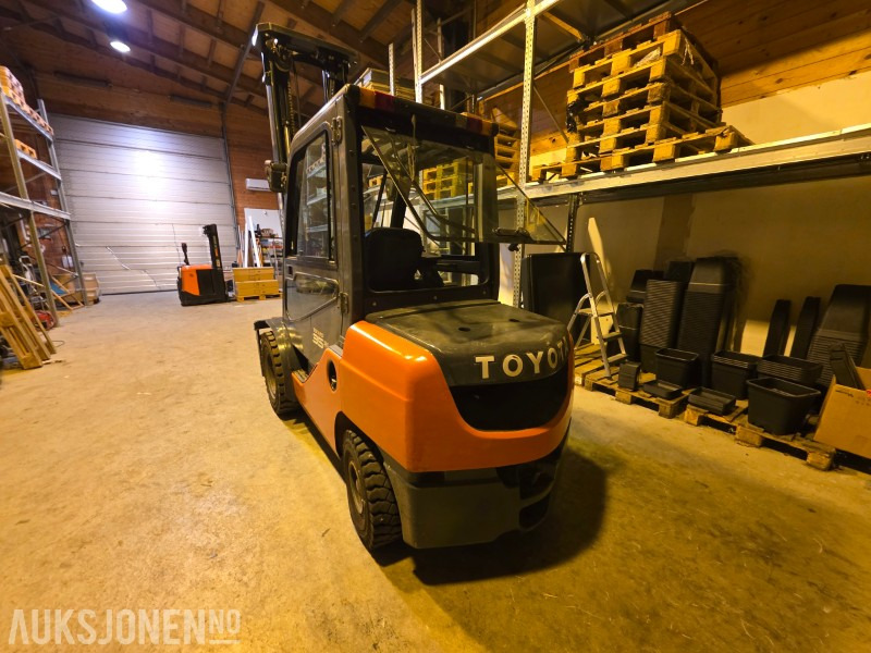 2012 Toyota 52-8FDJF35 Motvektstruck - Diesel - Sertifisert til Mars 2026 - معدات المناولة: صورة 4 2012 Toyota 52-8FDJF35 Motvektstruck - Diesel - Sertifisert til Mars 2026 - معدات المناولة: صورة 4