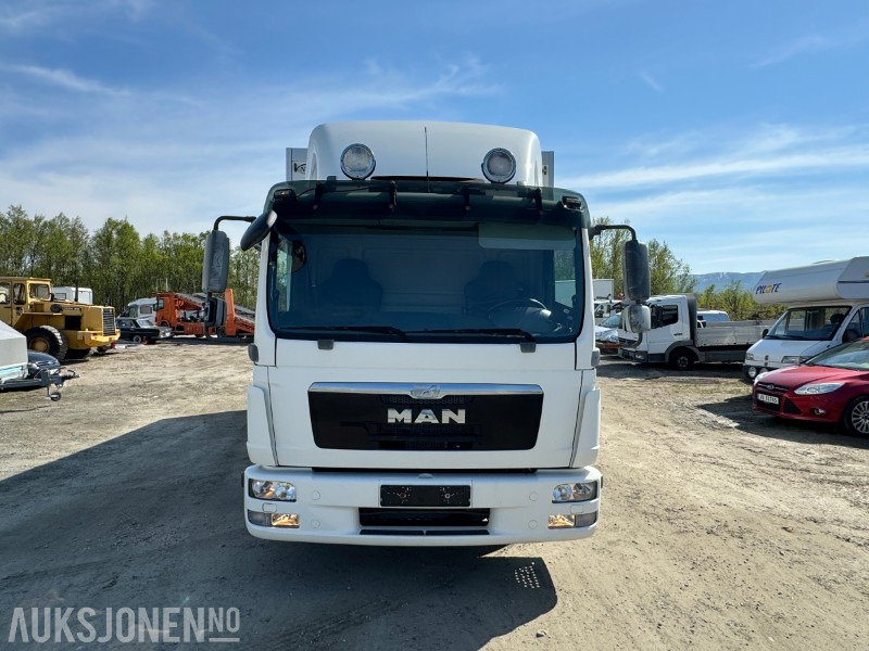 2013 MAN TGL 8.220 4X2BL - 18PL Carrier Frys - Bakløft - EU-Godkjent - شاحنة مقفلة: صورة 2 2013 MAN TGL 8.220 4X2BL - 18PL Carrier Frys - Bakløft - EU-Godkjent - شاحنة مقفلة: صورة 2