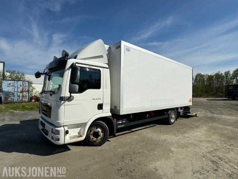 2013 MAN TGL 8.220 4X2BL - 18PL Carrier Frys - Bakløft - EU-Godkjent - شاحنة مقفلة: صورة 1 2013 MAN TGL 8.220 4X2BL - 18PL Carrier Frys - Bakløft - EU-Godkjent - شاحنة مقفلة: صورة 1