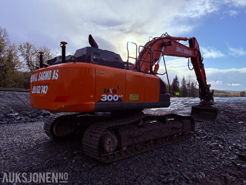 2016 Hitachi ZX300LC-6 Beltegraver - Sentralsmøring, GPS, Engcon tiltrotator og 2 skuffer - حفارة: صورة 3 2016 Hitachi ZX300LC-6 Beltegraver - Sentralsmøring, GPS, Engcon tiltrotator og 2 skuffer - حفارة: صورة 3