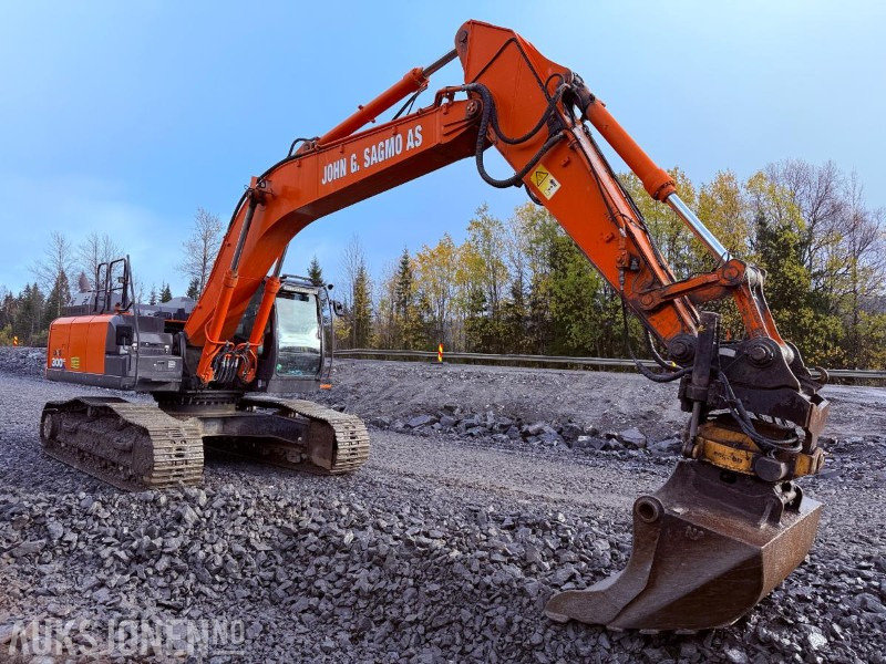 2016 Hitachi ZX300LC-6 Beltegraver - Sentralsmøring, GPS, Engcon tiltrotator og 2 skuffer - حفارة: صورة 2 2016 Hitachi ZX300LC-6 Beltegraver - Sentralsmøring, GPS, Engcon tiltrotator og 2 skuffer - حفارة: صورة 2