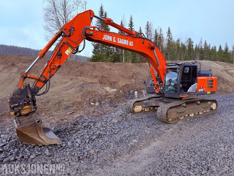 2016 Hitachi ZX300LC-6 Beltegraver - Sentralsmøring, GPS, Engcon tiltrotator og 2 skuffer - حفارة: صورة 1 2016 Hitachi ZX300LC-6 Beltegraver - Sentralsmøring, GPS, Engcon tiltrotator og 2 skuffer - حفارة: صورة 1
