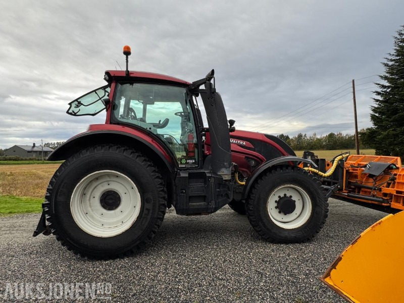 2016 Valtra T174E med Schmidt Tellefsdal U-LS 43.6 plog (2022), Valtra 76 frontlaster og betong lodd - جرار: صورة 4 2016 Valtra T174E med Schmidt Tellefsdal U-LS 43.6 plog (2022), Valtra 76 frontlaster og betong lodd - جرار: صورة 4