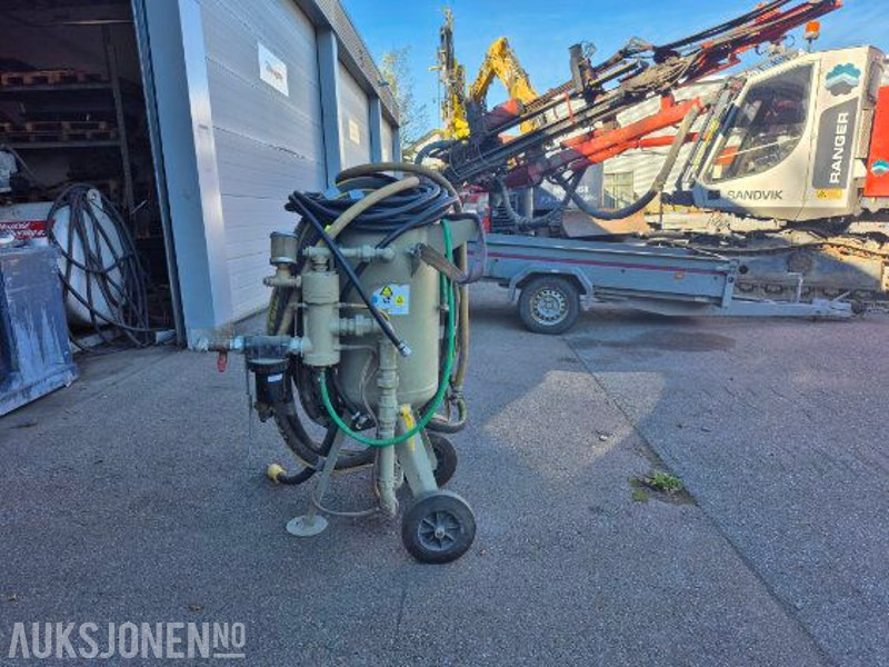 2017 Andre Clemco 50L Sandblåser - ملحق - آلات البناء: صورة 1 2017 Andre Clemco 50L Sandblåser - ملحق - آلات البناء: صورة 1