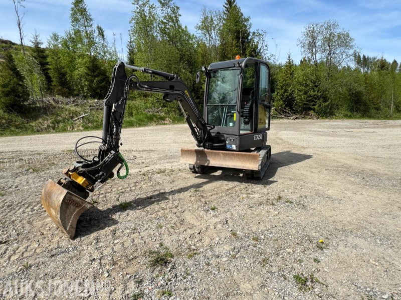 2017 Volvo ECR25D m/Engcon tiltrotator, SE-klype, 3 skuffer, vibroplate, 891 timer, Minigraver - حفارة مُصَّغرة: صورة 3 2017 Volvo ECR25D m/Engcon tiltrotator, SE-klype, 3 skuffer, vibroplate, 891 timer, Minigraver - حفارة مُصَّغرة: صورة 3
