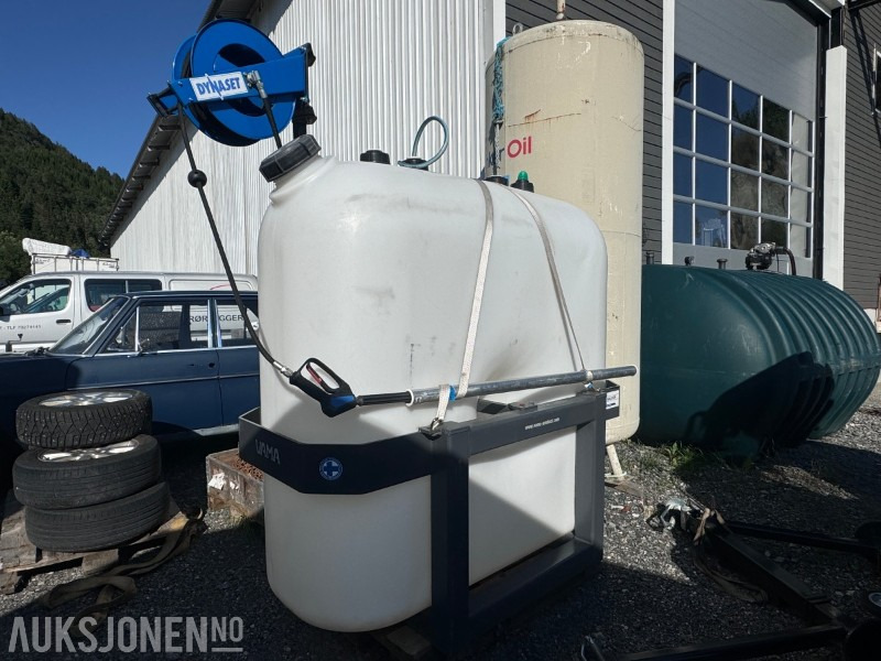 2022 Vama spyleutstyr for montering på traktor EHK 1500 Liter - Trepunktsfeste - الآلات الزراعية: صورة 1 2022 Vama spyleutstyr for montering på traktor EHK 1500 Liter - Trepunktsfeste - الآلات الزراعية: صورة 1