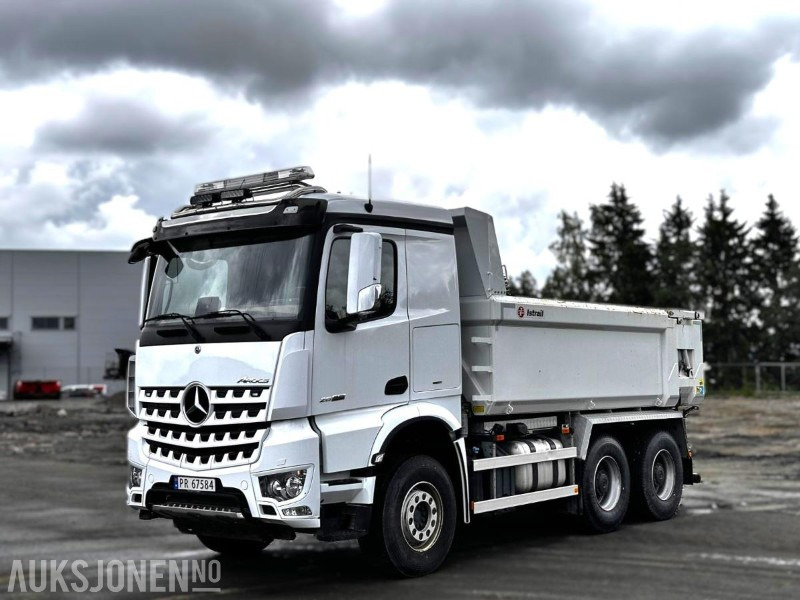 شاحنة قلاب 2023 Mercedes-Benz Arocs tippbil m/ Istrail tippkasse – 53 374 km: صورة 1