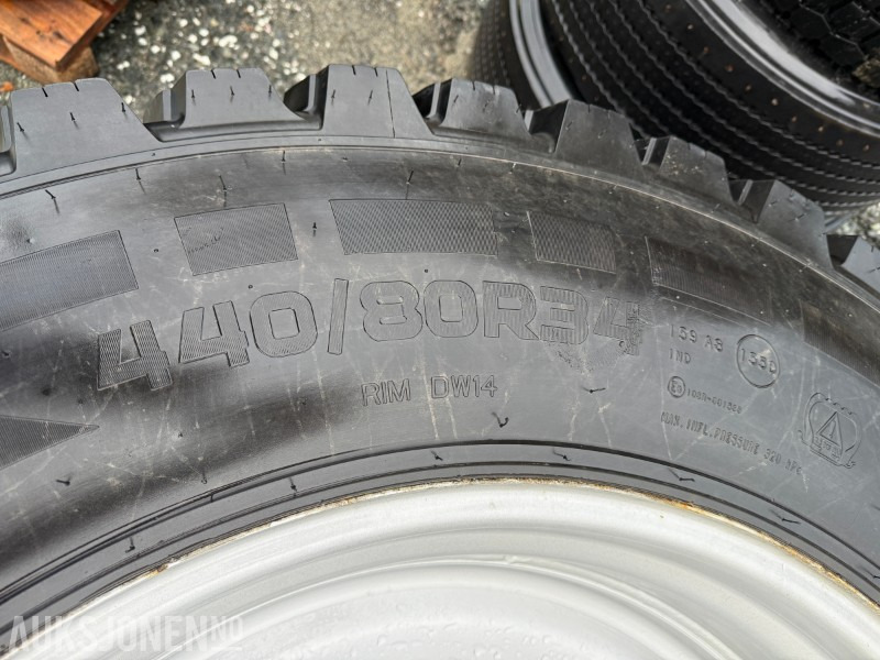 4 stk traktordekk med pigg stått på New Holland T5060 - جرار: صورة 2 4 stk traktordekk med pigg stått på New Holland T5060 - جرار: صورة 2