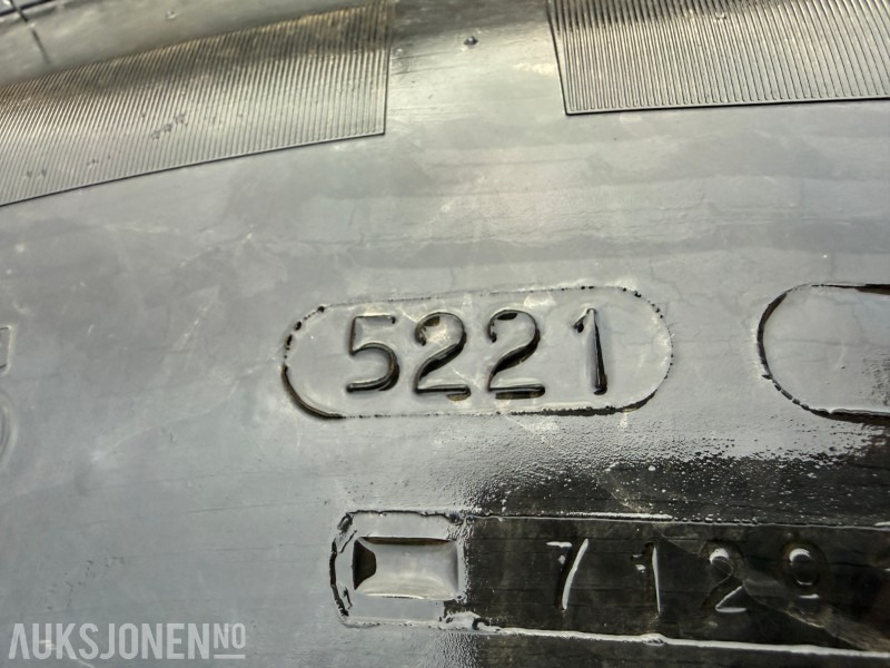 4 stk traktordekk med pigg stått på New Holland T5060 - جرار: صورة 3 4 stk traktordekk med pigg stått på New Holland T5060 - جرار: صورة 3