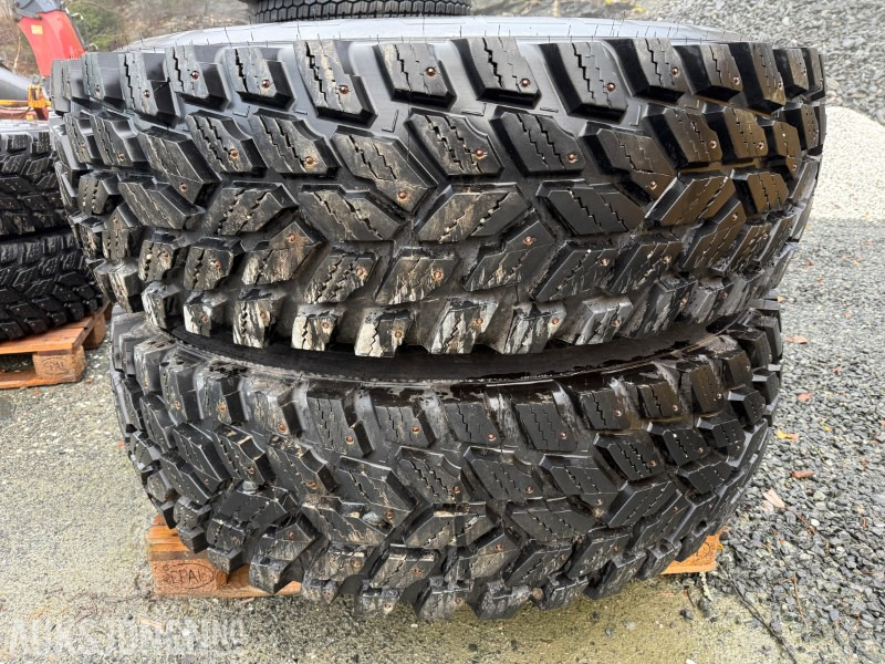 4 stk traktordekk med pigg stått på New Holland T5060 - جرار: صورة 1 4 stk traktordekk med pigg stått på New Holland T5060 - جرار: صورة 1