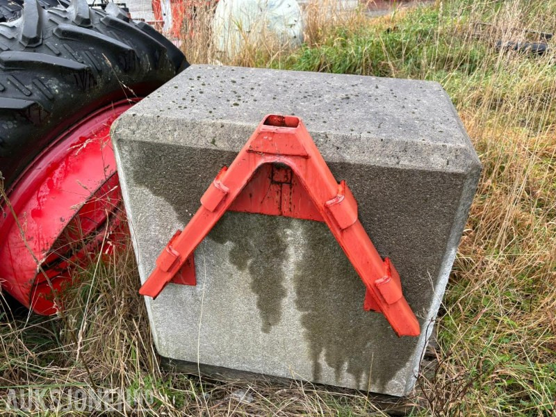 BETONGLODD TIL TRAKTOR / 1300KG - الآلات الزراعية: صورة 4 BETONGLODD TIL TRAKTOR / 1300KG - الآلات الزراعية: صورة 4