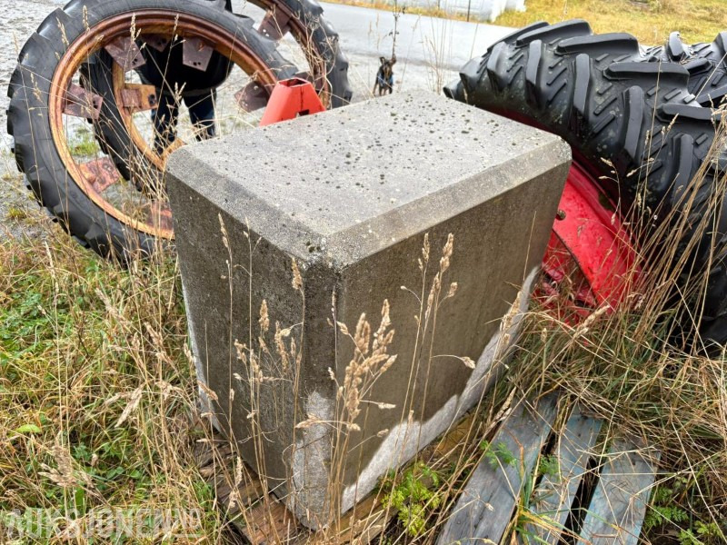 BETONGLODD TIL TRAKTOR / 1300KG - الآلات الزراعية: صورة 3 BETONGLODD TIL TRAKTOR / 1300KG - الآلات الزراعية: صورة 3