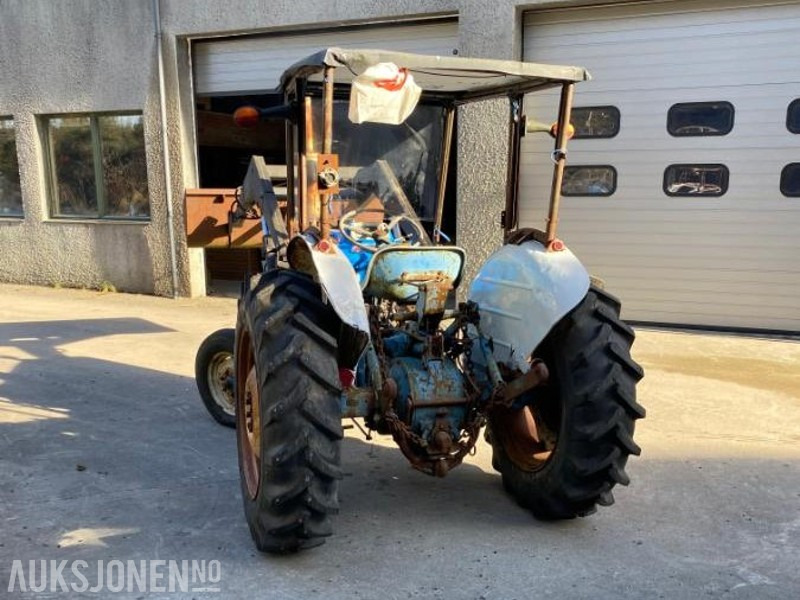 Ford 2000 TRAKTOR MED LASTER SKUFFE KRAFTUTTAK OG 3 PUNKT - جرار: صورة 4 Ford 2000 TRAKTOR MED LASTER SKUFFE KRAFTUTTAK OG 3 PUNKT - جرار: صورة 4