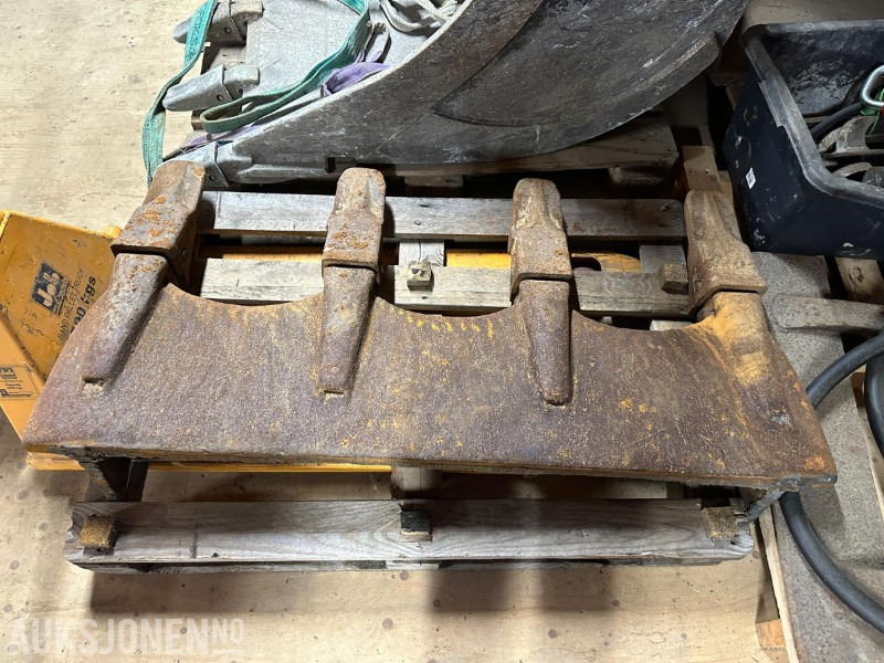 Gjerstad skjær med tannsystem – passer ca. 1300 L skuff – Selges som det står - ملحق - آلات البناء: صورة 1 Gjerstad skjær med tannsystem – passer ca. 1300 L skuff – Selges som det står - ملحق - آلات البناء: صورة 1