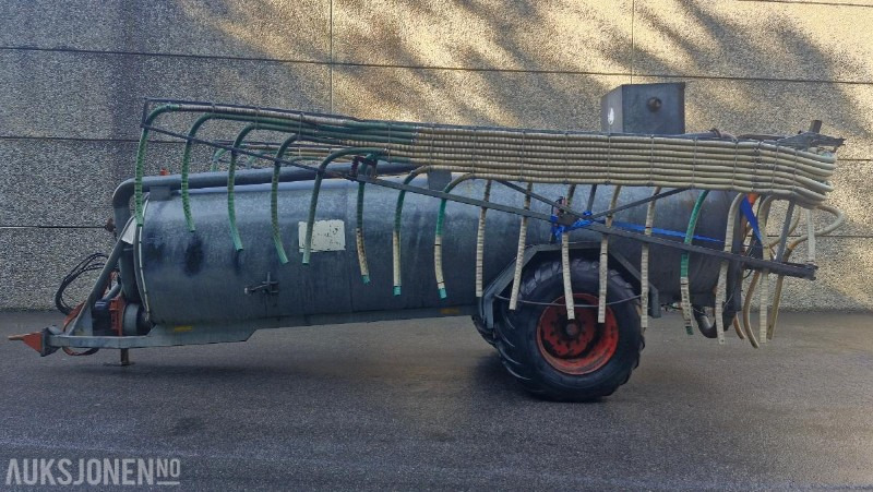 الآلات الزراعية Harsø Tankvogn med slangespreder og store 700-hjul (Trelleborg): صورة 1